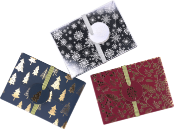 Trzy ciemne pudełka prezentowe 11x8x1cm na karty, ze złotymi i białymi wzorami świątecznymi.