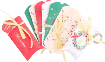 Zestaw świątecznych zawieszek prezentowych, małych kopert, w czerwonym, zielonym i kremowym kolorze, z żółtymi wstążkami.