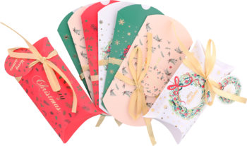 Grupa świątecznych pudełek prezentowych 22x10cm, jasne kolory, motywy bożonarodzeniowe, wstążki.