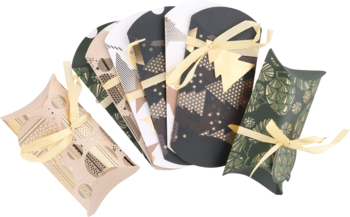 Zestaw ozdobnych kopert prezentowych z kokardkami, w beżu, zieleni i szarości, ułożone w wachlarz.