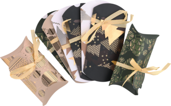 Sześć ciemnych pudełek prezentowych 22x10cm z geometrycznym świątecznym wzorem i złotą wstążką, ułożone wachlarzowo.