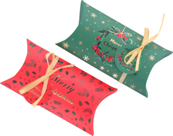 Czerwone i zielone pudełka prezentowe 22x10cm z motywem świątecznym, ze złotymi kokardami, ułożone na ukos.