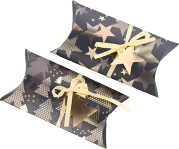 Dwa czarne świąteczne crackery ze złotymi gwiazdami i choinkami, przewiązane jasną, złotą wstążką, widok z góry.