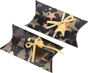 Dwa czarne pudełka 22x10cm na mały prezent, ze złotym motywem gwiazd i choinek, przewiązane wstążkami.