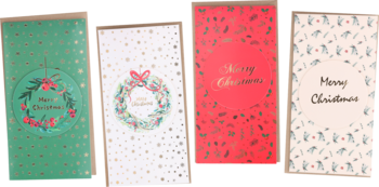 Cztery pionowe kartki świąteczne: zielona, biała, czerwona i kremowa, z wieńcami i napisami Merry Christmas. Widok z przodu.