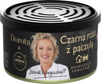 Czarny odświeżacz Dorota & Aroma Home Czarna róża z paczulą, puszka z perforowaną górą i zdjęciem Doroty.