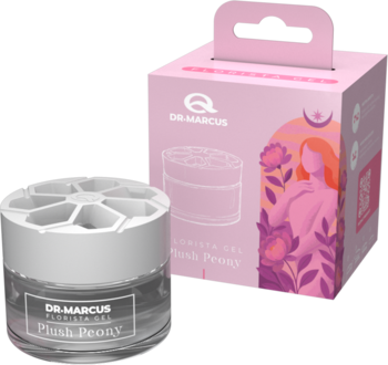 Dr. Marcus Plush Peony odświeżacz powietrza żelowy, 50ml słoiczek z białym wieczkiem i różowe opakowanie kartonowe.