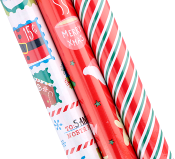 Trzy rolki świątecznego papieru prezentowego z wzorami Mikołaja, listów i pasków, w czerwieni i bieli.