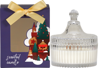 Świeca zapachowa w ryflowanym, szklanym słoju z wieczkiem, obok fioletowego pudełka z okienkiem i świątecznym wzorem.