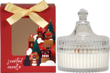 Świeca zapachowa w szklanym, ozdobnym słoju z pokrywką, obok świątecznego czerwonego pudełka prezentowego ze wstążką.