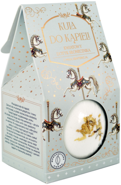 Ozdobna kula do kąpieli w jasnoniebieskim pudełku z karuzelowymi końmi, widok pod kątem. Na kuli złoty wzór konia.