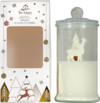 Świąteczna świeca Tuo Mari Pear Blossom w szklanym słoju z białą figurką renifera, obok białe pudełko bożonarodzeniowe.