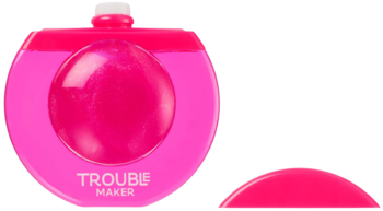 Bubble Trouble błyszczyk, różowa butelka z wypukłą bańką, z witaminą E, obok mała nakrętka.