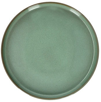 Okrągły talerz obiadowy o matowym wykończeniu w szałwiowej zieleni, widok z góry, z brązową obwódką.