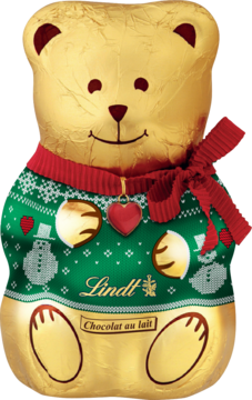 Lindt Złoty Miś, figurka z mlecznej czekolady, w zielonym sweterku z bałwankami i czerwoną kokardą, widok z przodu.
