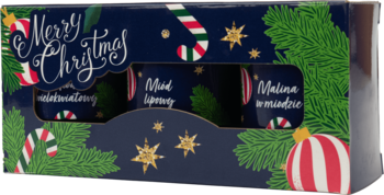 Front świątecznego zestawu prezentowego. Granatowe pudełko z napisem „Merry Christmas”, choinka, gwiazdki, cukierki.