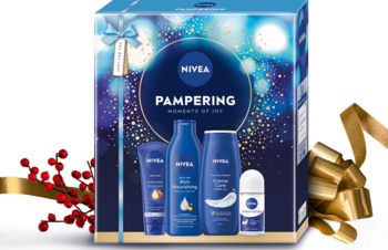 Niebieski zestaw NIVEA PAMPERING: żel, krem do rąk, antyperspirant, mleczko do ciała. Złote świąteczne detale.