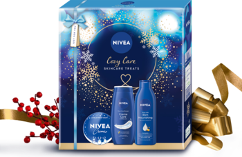NIVEA COZY CARE zestaw pielęgnacyjny, niebieskie pudełko z zimowym motywem. Widoczne mleczko i żel nawilżający.