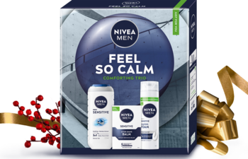 Zestaw NIVEA MEN FEEL SO CALM: pianka, balsam i żel 3w1 do wrażliwej skóry, w świątecznym pudełku, na ciemnym tle.