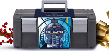 Prezentowy zestaw NIVEA MEN TECH MASTER w szarej skrzynce narzędziowej; niebieski panel, czerwone detale, złoty kokarda.
