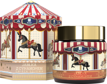 Świeca sojowa Jabłka z Cynamonem w szklanym słoiku i kartonie karuzela, ozdobione końmi i paskami.