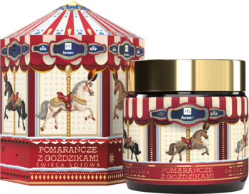 Hiskin świeca sojowa pomarańcze z goździkami w szklanym słoiku ze złotą zakrętką, obok karuzelowy kartonik.