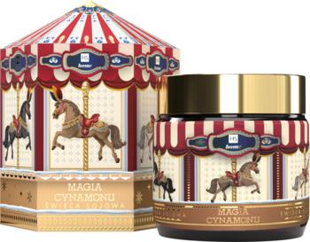 Hiskin świeca sojowa Magia Cynamonu w szklanym słoiku i pudełku-karuzeli z motywem koni, widok z przodu.