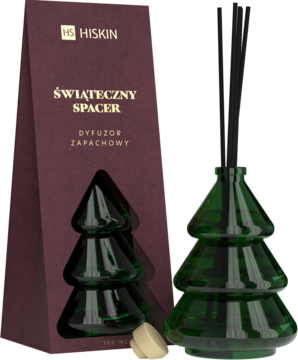 Hiskin dyfuzor zapachowy w butelce zielonej choinki z czarnymi patyczkami, obok bordo pudełka. Świąteczny spacer.
