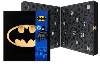 Eloy Kalendarz adwentowy Batman. Czarny z złotym logo i niebieskim paskiem, częściowo otwarty z okienkami.