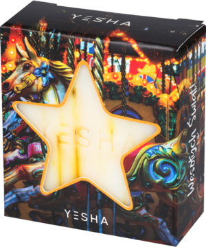 Świąteczne mydło YESHA, gwiazdka Trawa Cytrynowa, kremowej bieli, na pudełku z karuzelą. Kątowy widok.