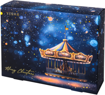 Kątowy widok granatowego pudełka Yesha zestawu kosmetyków z karuzelą, gwiazdami i napisem 'Merry Christmas'.