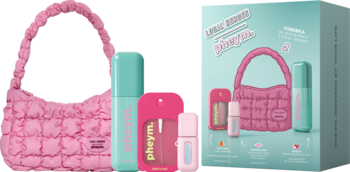 Zestaw Local Heroes x Pheym GENESIS: różowa pikowana torebka, turkusowa mgiełka, różowe perfumy i błyszczyk, obok pudełka.