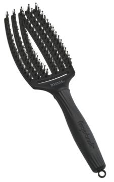 Czarna szczotka Olivia Garden Fingerbrush, ergonomiczny kształt dłoni. Widok z góry pod kątem, wyraźne włosie.