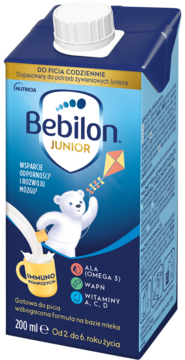 Bebilon JUNIOR, gotowa formuła mleczna w niebieskim kartonie 200 ml, z misiem, widok z przodu pod kątem.