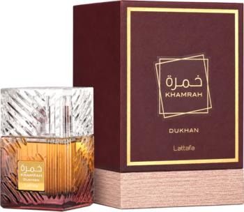 Lattafa Khamrah Dukhan unisex EDP. Widok z przodu: butelka z bursztynowym płynem obok bordowego pudełka.