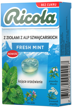 Niebieskie opakowanie Ricola Fresh Mint bez cukru z ziołami z Alp Szwajcarskich, widok z przodu.