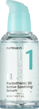 Numbuz:n No.1 Pantothenic B5 Active Soothing Serum w przezroczystej szklanej butelce z niebieską pompką.