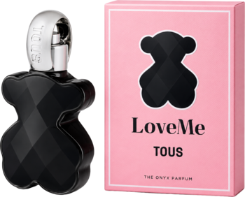 Tous LoveMe The Onyx Parfum: czarna, fasetowana butelka w kształcie misia obok różowego pudełka z logo. Z przodu.