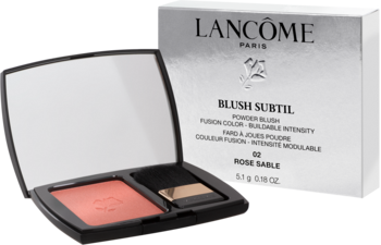 Otwarty czarny kompaktowy róż Lancôme Blush Subtil Rose Sable (morelowy) z pędzelkiem, lustro, pudełko w tle.