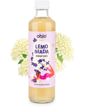 Abjo lemoniada kwiat bzu w szklanej butelce z purpurową etykietą, jasny napój, biała zakrętka, tło z kwiatami bzu.