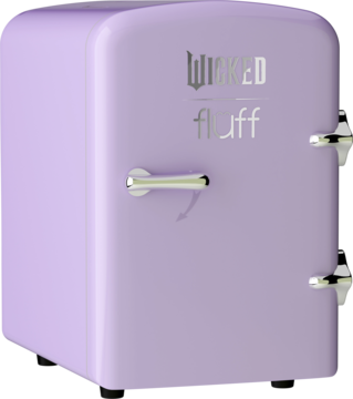 Liliowa mini-lodówka kosmetyczna Wicked Fluff z chromowanym uchwytem, widok z przodu pod lekkim kątem.