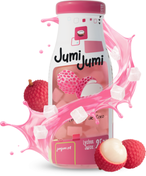 Biała butelka napoju Jumi Jumi liczi z Nata de Coco, z różowym pluskiem, obok świeże owoce liczi.