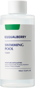 EQQUALBERRY Swimming Pool Toner, nawilżający i złuszczający, biała butelka z zielonym paskiem, widok z przodu.