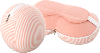 Zestaw: różowa poduszka podróżna na szyję i okrągły pokrowiec w białe paski, miękkie, widok z boku.