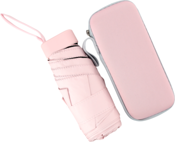 Eloy mini parasol kieszonkowy w pastelowym różu, złożony, leżący obok prostokątnego etui w tym samym kolorze.