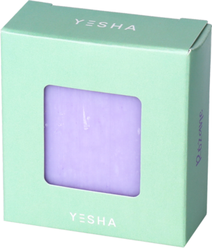 Mydło w kostce YESHA w jasnozielonym pudełku z widocznym fioletowym mydłem przez prostokątny otwór.