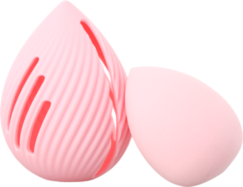 Różowa gąbeczka do makijażu Eloy z etui. Gąbka jajowata, etui z ażurowymi falistymi nacięciami, widok z przodu.