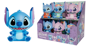 Widok niebieskiej figurki Stitch z funkcją squishy oraz fioletowego displaya z kolekcją figurek Stitch i Angel.