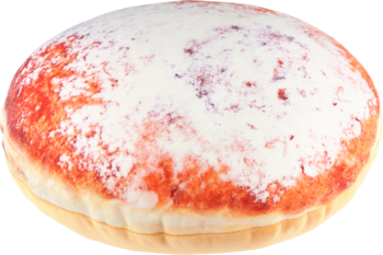 Pączek drożdżowy z czerwonym nadzieniem owocowym, obficie posypany białym cukrem pudrem, widok z góry.