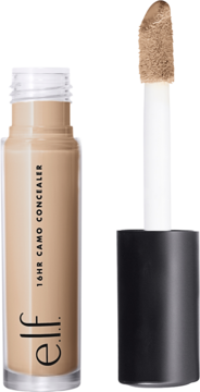 Matujący korektor e.l.f. 16hr Camo Light Beige, butelka z aplikatorem obok, widok z przodu.